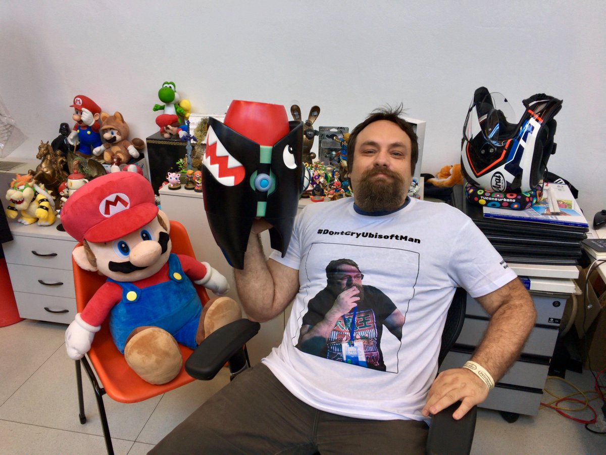 UbisoftMilan's tweet image. Back in Milan, our creative director @DavideSoliani received this awesome t-shirt from the team! #MarioRabbids #MarioRabbidsKingdomBattle