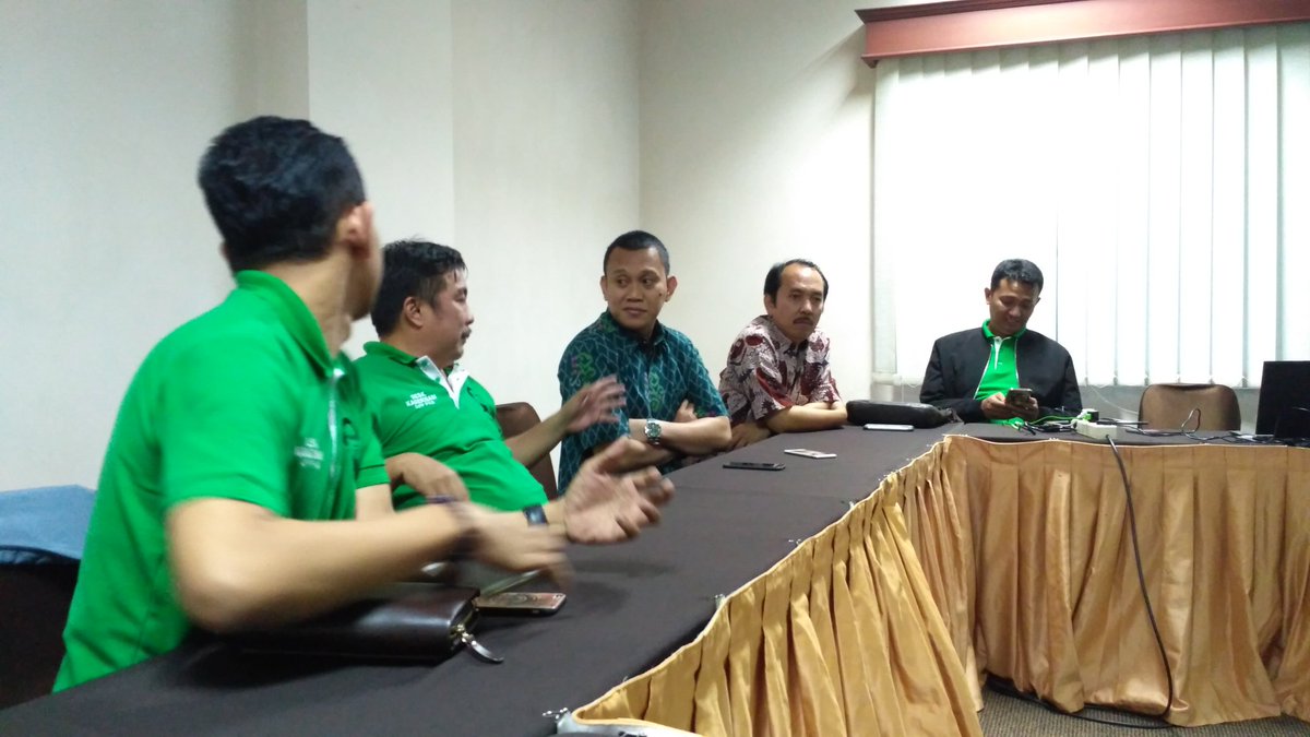 sekjend <a href="/DPP_PKB/">DPP PKB</a> , <a href="/Kadir_Karding/">Abdul Kadir Karding</a> sedang memberikan pengarahan kepada para instruktur DPP PKB dalam acara FGD &amp; Bukber. <a href="/cakiminpkb/">Cak Imin</a>
