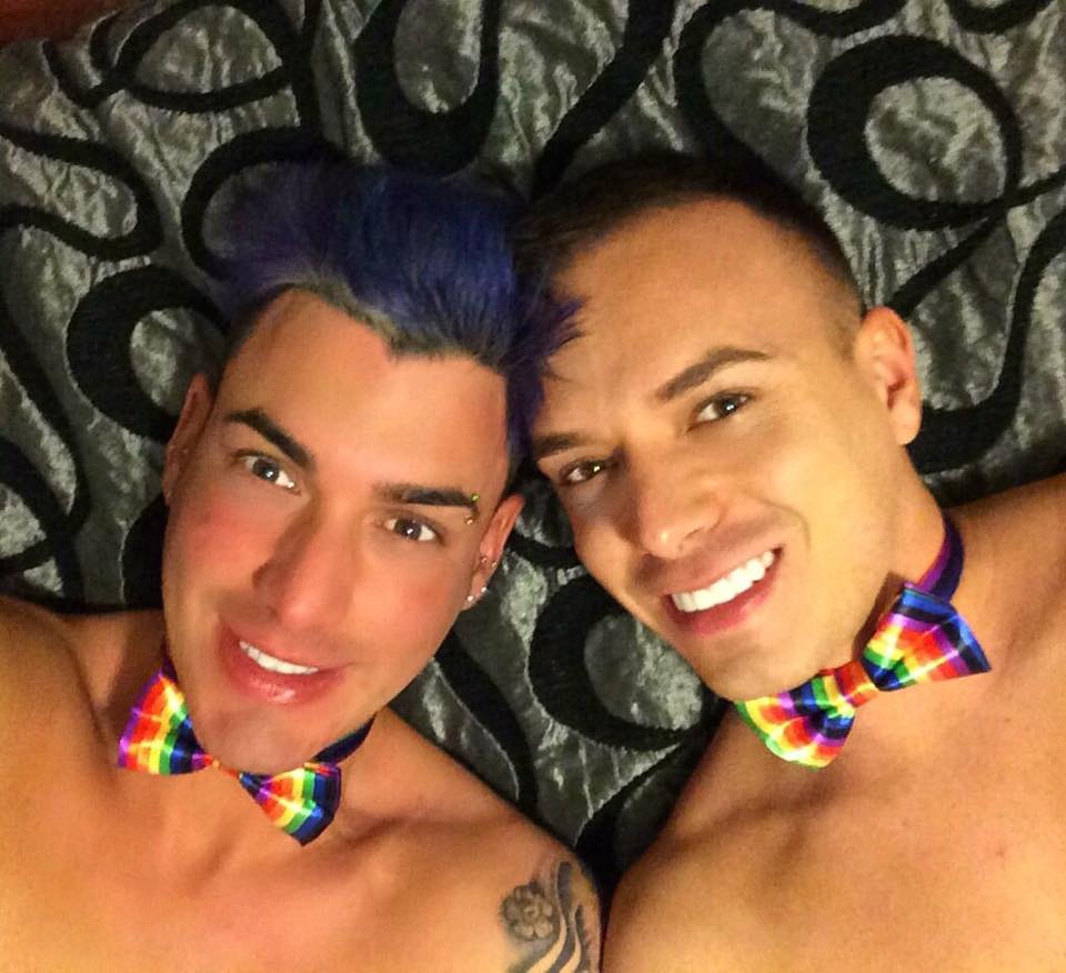 ÁNGEL Y JAVI “EL ORGULLO GAY ES NECESARIO PARA FRENAR LA HOMOFOBIA”. blog.mitrampolin.com/entrevista-ang… #entrevista #orgullogay #blog #música ¡RT!