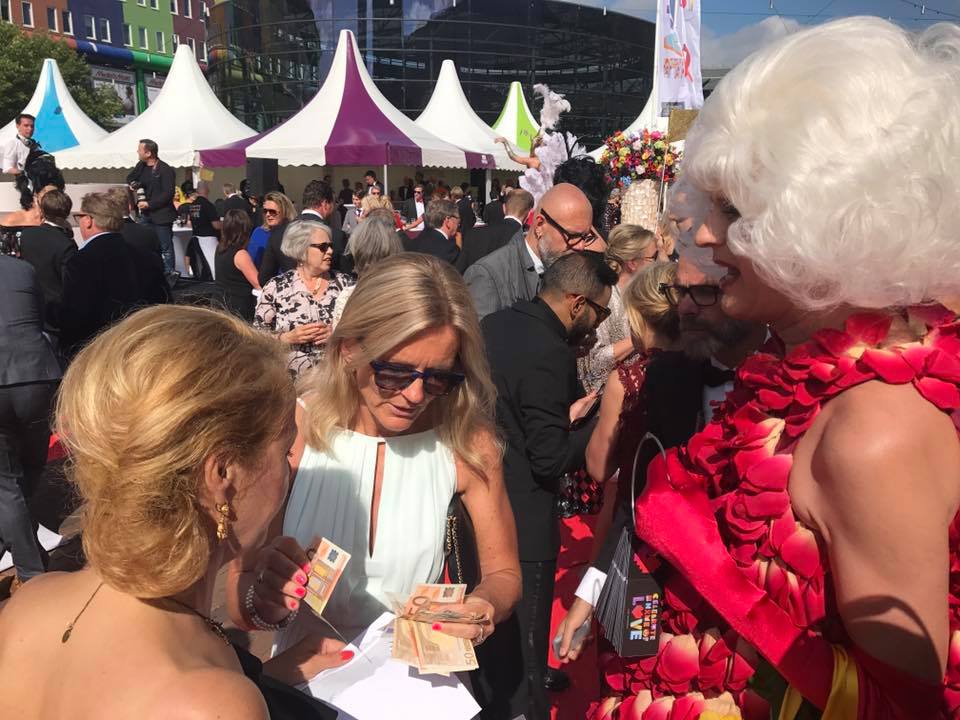 DollyBellefleur's tweet photo. Afgelopen zaterdag heb ik tijdens #amsterdamdiner naast moppen ook veel flappen getapt! #stopaidsnow https://t.co/YEx1fHTmlK
