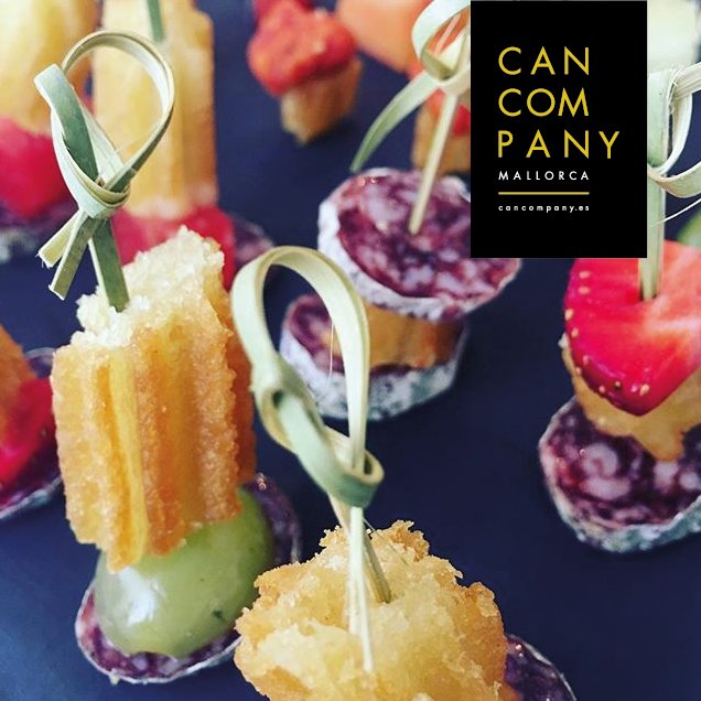 Can_Company's tweet photo. Mini pinchos de churros, fuet negre, sobrasada, uvas y fresas.  ¡Una explosión de sabores para empezar la semana!
#CanCompany https://t.co/z2a3WLhqyO