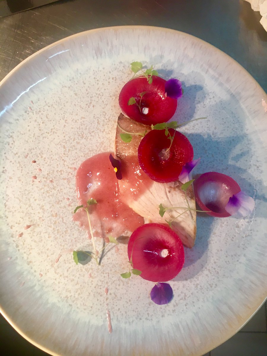 ChefParisi_A's tweet photo. Ricciola , cipolla e uva. #lakecomo 
#filariohotel #cucina https://t.co/UXBx33rSoV