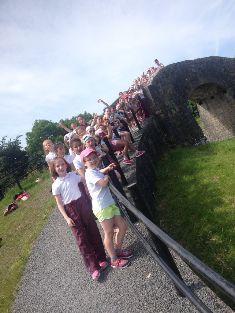 MissDempseyRm13's tweet photo. Fab morning having our lunch down by the canal and taking in the sunshine on our nature walk! #OffalyWay #ActiveSportsWeek https://t.co/0fxKwoplwG