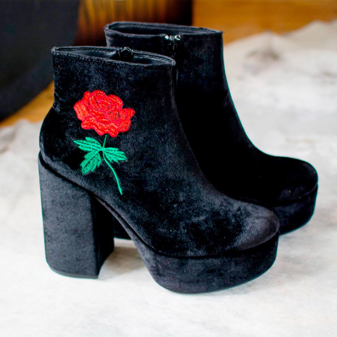 GretaniaCba's tweet photo. #PodésSerTodo  🌹 🌹 🌹 #GlamStore https://t.co/vHRMp2nvi8
