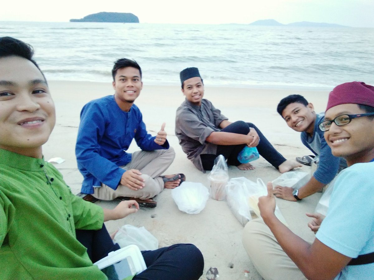 LaSuerteAiman95's tweet photo. Last day sebelum balik rumah cuti beraya malam nii bersama Cikgu Lipak😇 #ifthor #3orgtakcukup https://t.co/1ROvTkGG0I