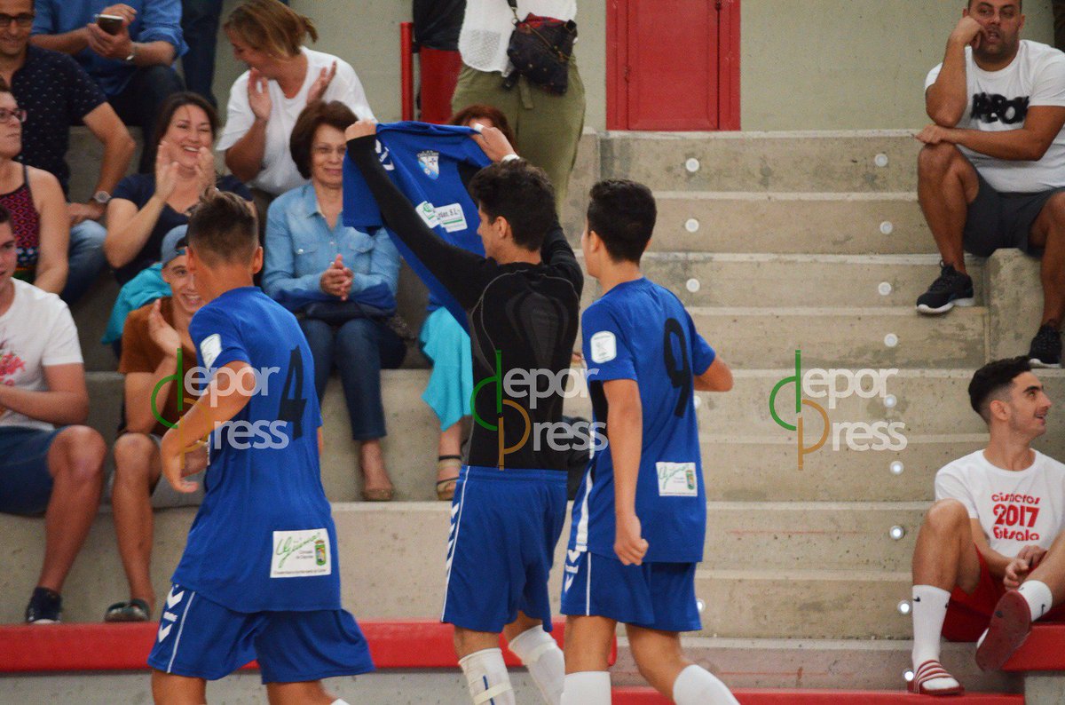 Deporpress's tweet photo. [Futsal Copa] Ambiente de lujo en Las Cuevecitas durante las finales de la base
Te traemos la fotogalería: https://t.co/UNGVzNzHi3 https://t.co/3Xo0KTtAmG
