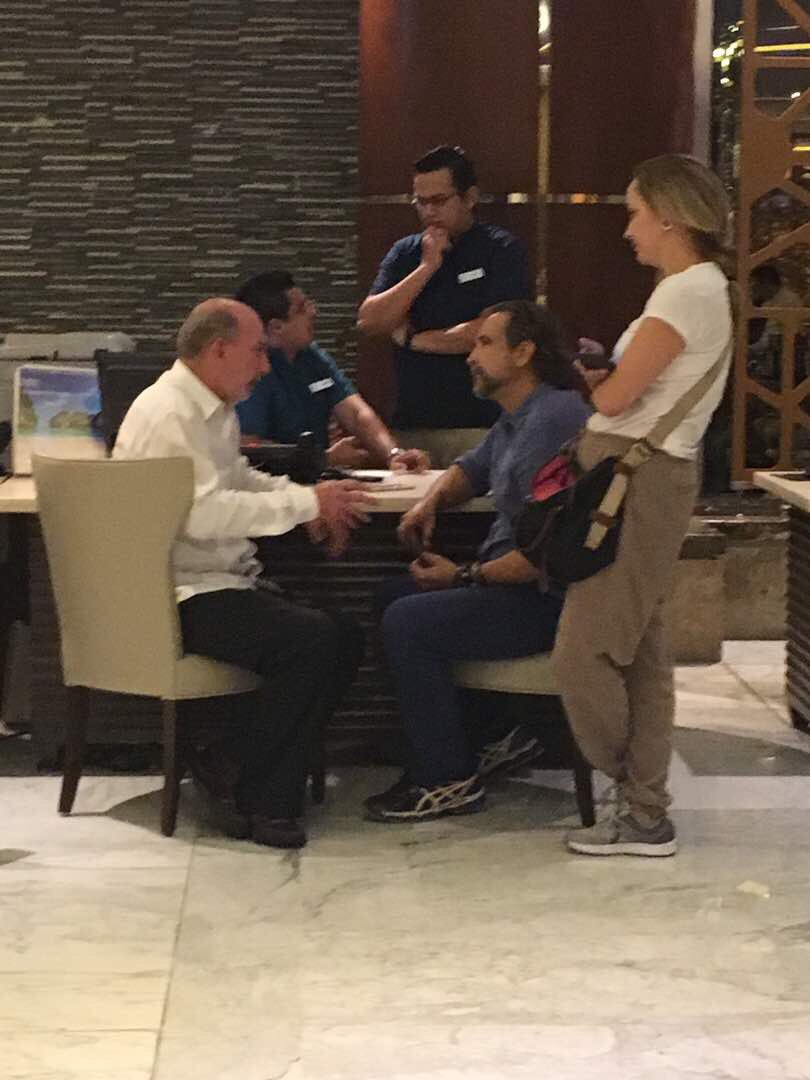 laradiodelsur's tweet photo. En la foto, Embajador de #México en la OEA reunido con agresores de Embajador de Venezuela ante el organismo, Samuel Moncada. https://t.co/peeaTYipVG