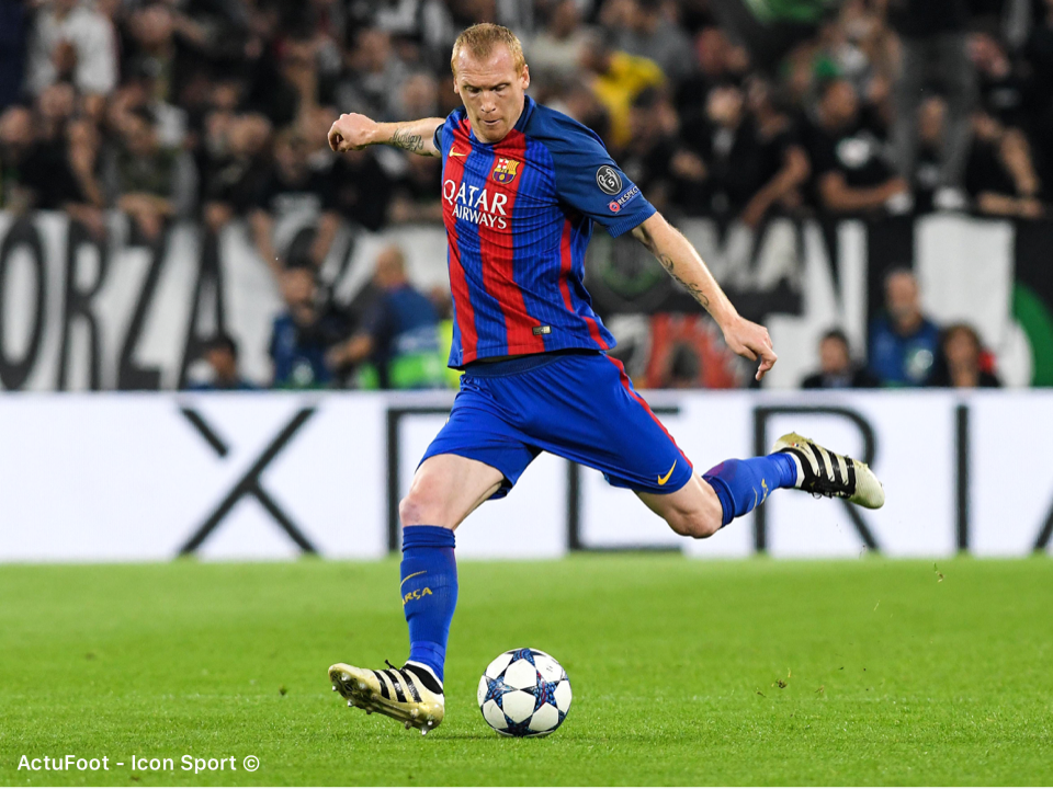 ActuFoot_'s tweet image. Selon A Bola, Jeremy Mathieu devrait bientôt se rendre à Lisbonne pour signer son contrat avec le Sporting.