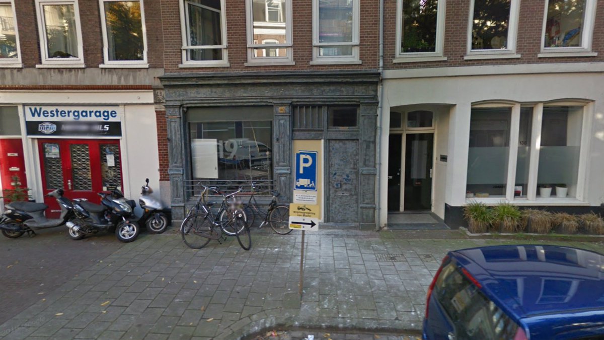 AT5's tweet photo. Jongeren kraken voormalige pizzeria: 'Pijp is niet alleen van yuppen' https://t.co/4MVwoJdUfQ https://t.co/uHh8BQcEqD