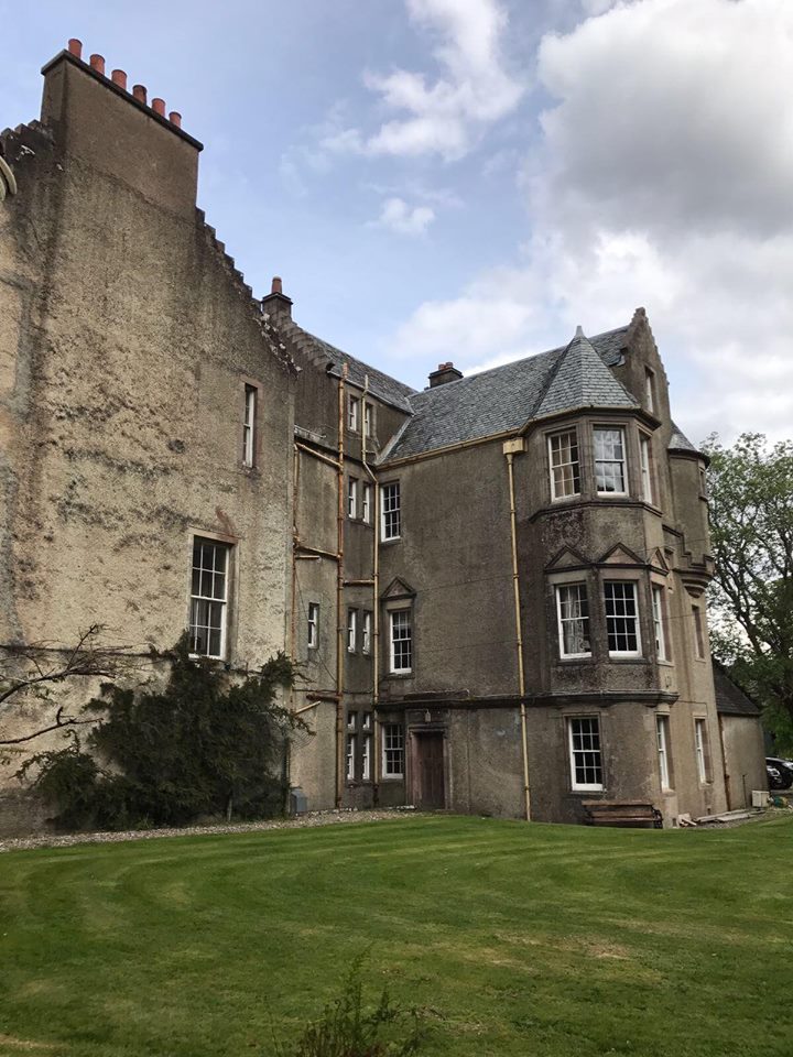 The back of the castle where the Chief of the Clan lives. Have you ever been lucky enough to see inside this part? #castles #selfcatering