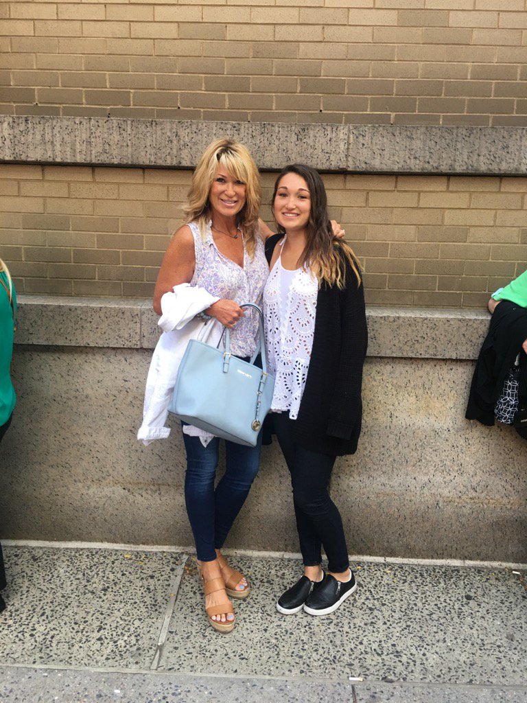 Charmedbar's tweet photo. Waiting in line to get in #TheView !! https://t.co/YfCPNjoJVu