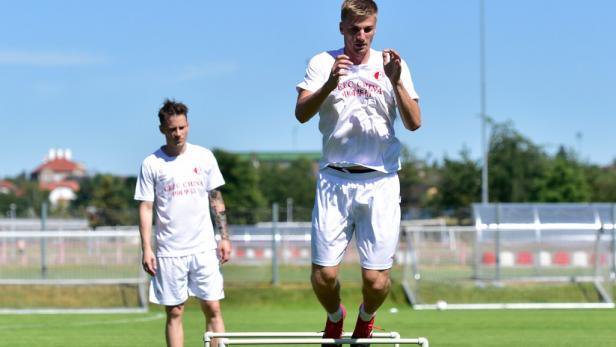 sportCT's tweet photo. Jakub #Jugas se Slavie nemohl dočkat. Těší se na Ligu mistrů a spolupráci s Delim.
https://t.co/8Pb2WBT1I6 https://t.co/djpD98K7GK