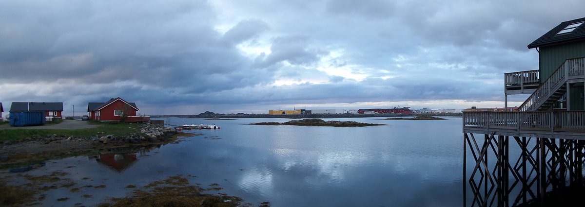 Il paesaggio ad #Andenes alta #Norvegia: oceano, casette rosse, rorbu, nuvole, vento e luce h24 @VisitnorwayIT <a href="/Fly_Norwegian/">Norwegian</a>