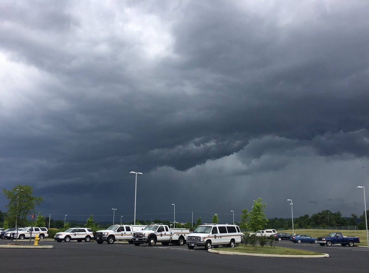 MelissaHBurg's tweet photo. Ominous clouds overhead! #GraySky #Windy #ByeByeHumidity @ReadyPA @PEMADirector @JeffJumperWX https://t.co/PYs6pU6Z2N