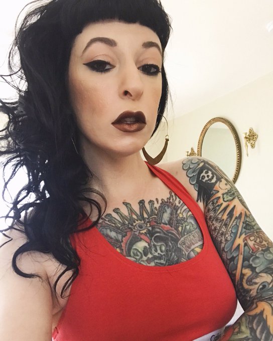 Huge hair don't care 🤷🏻&zwj;♀️ obsessed with this @limecrime "Lana" metallic lip color though https://t.