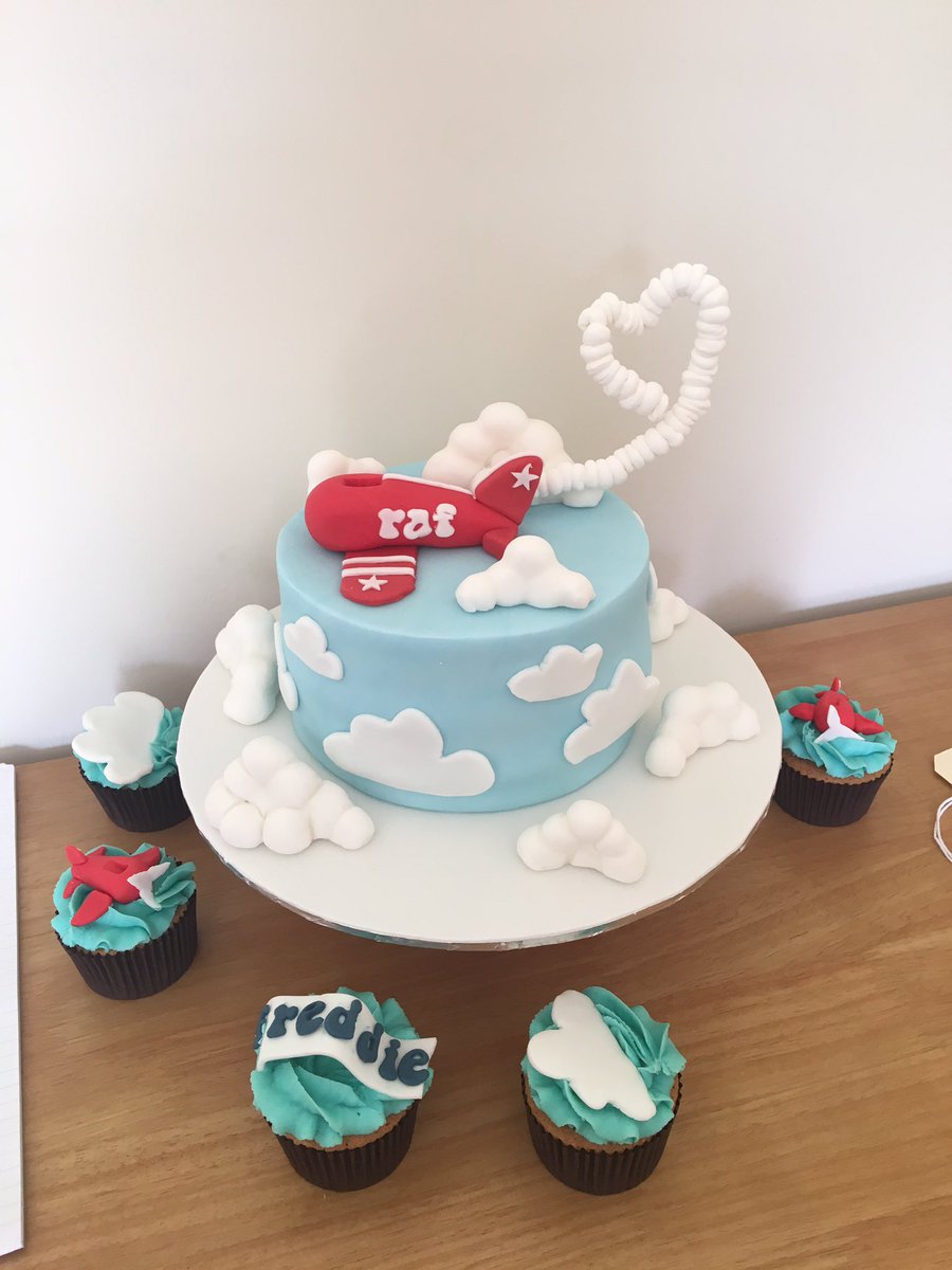 sharpstar26's tweet image. My #redarrows baby shower cake ❤️😍 think he will be a huge fan like his mum! @RAFRed5 @RAFRed10