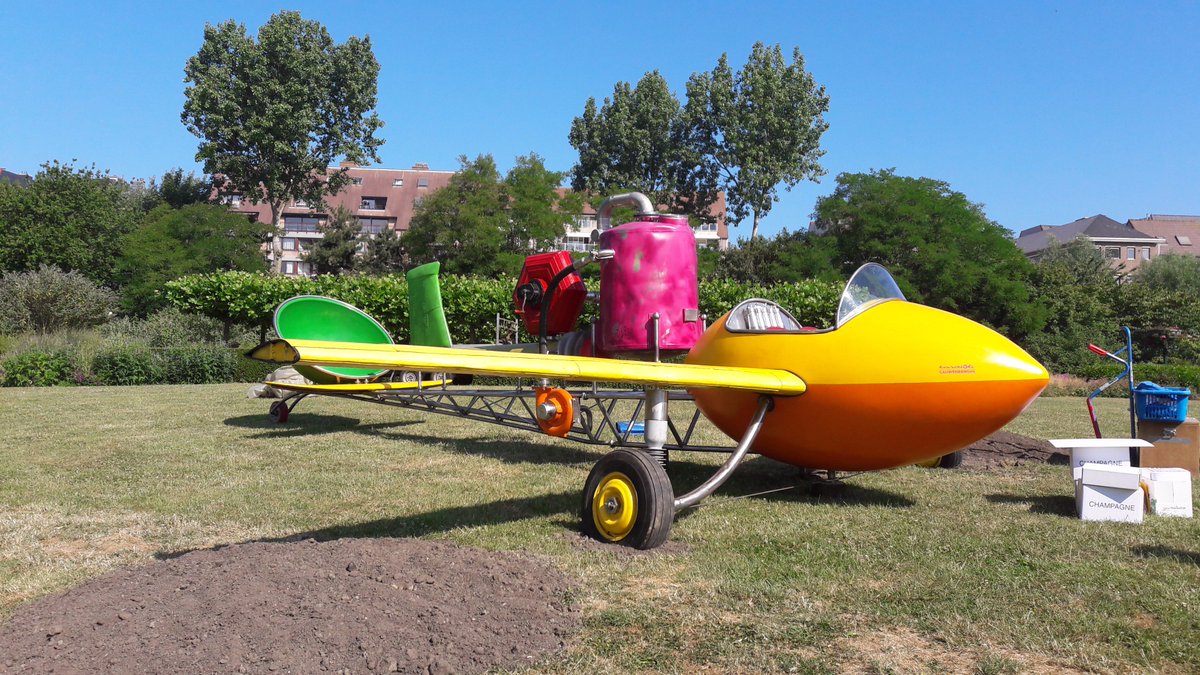 BallonMedia's tweet photo. Jommekes #Straalvogel has landed in @gem_Middelkerke! Nieuw album 'Missie Middelkerke' te koop vanaf WOE 21/6. https://t.co/vHx64dpCJy