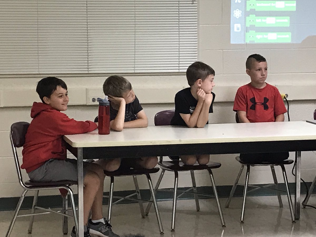 MOCOMathGuru's tweet image. Ss attending MCS STEM camp leading how to program and fly drones to accomplish task. #mcsstem