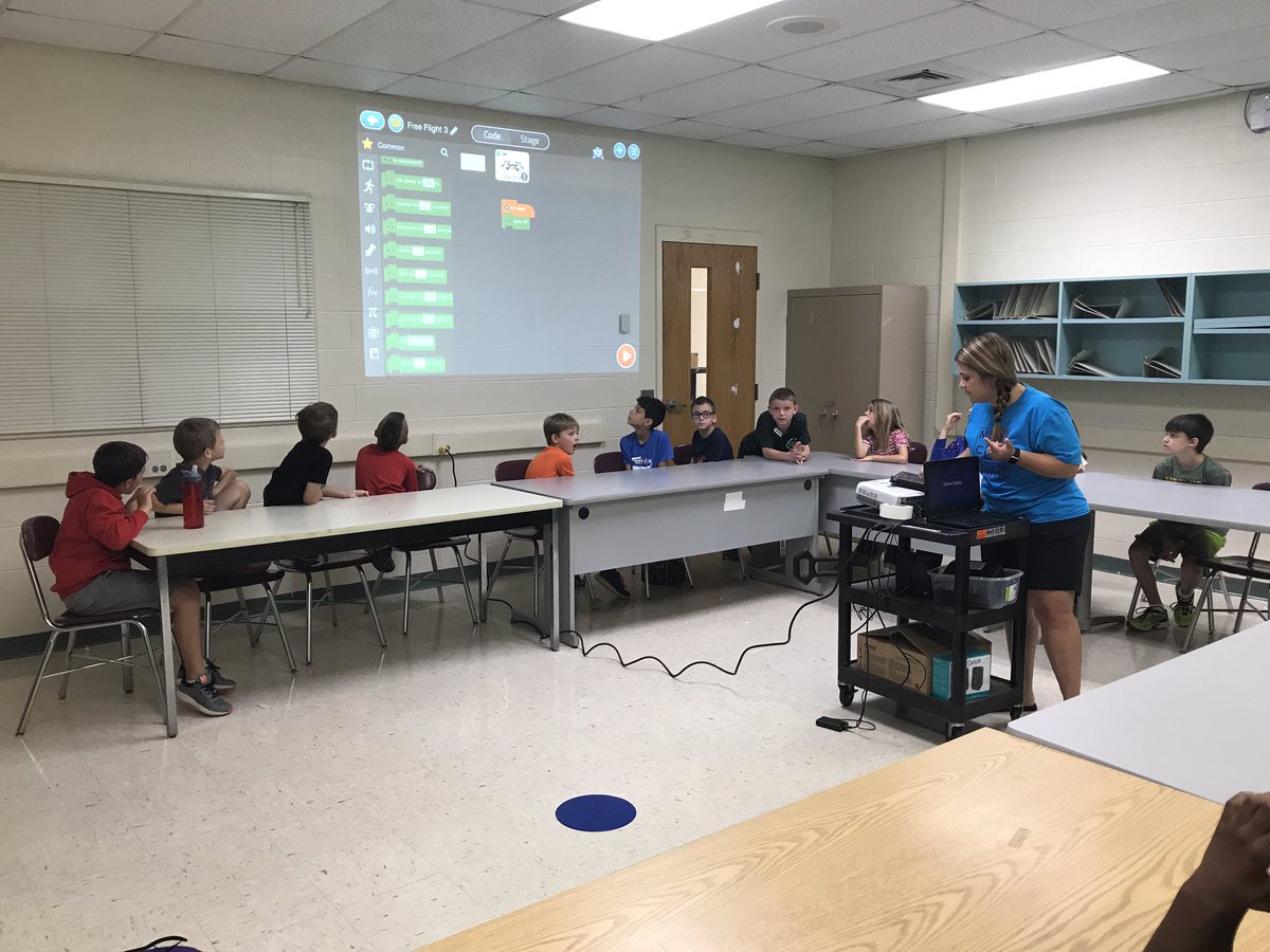 MOCOMathGuru's tweet image. Ss attending MCS STEM camp leading how to program and fly drones to accomplish task. #mcsstem