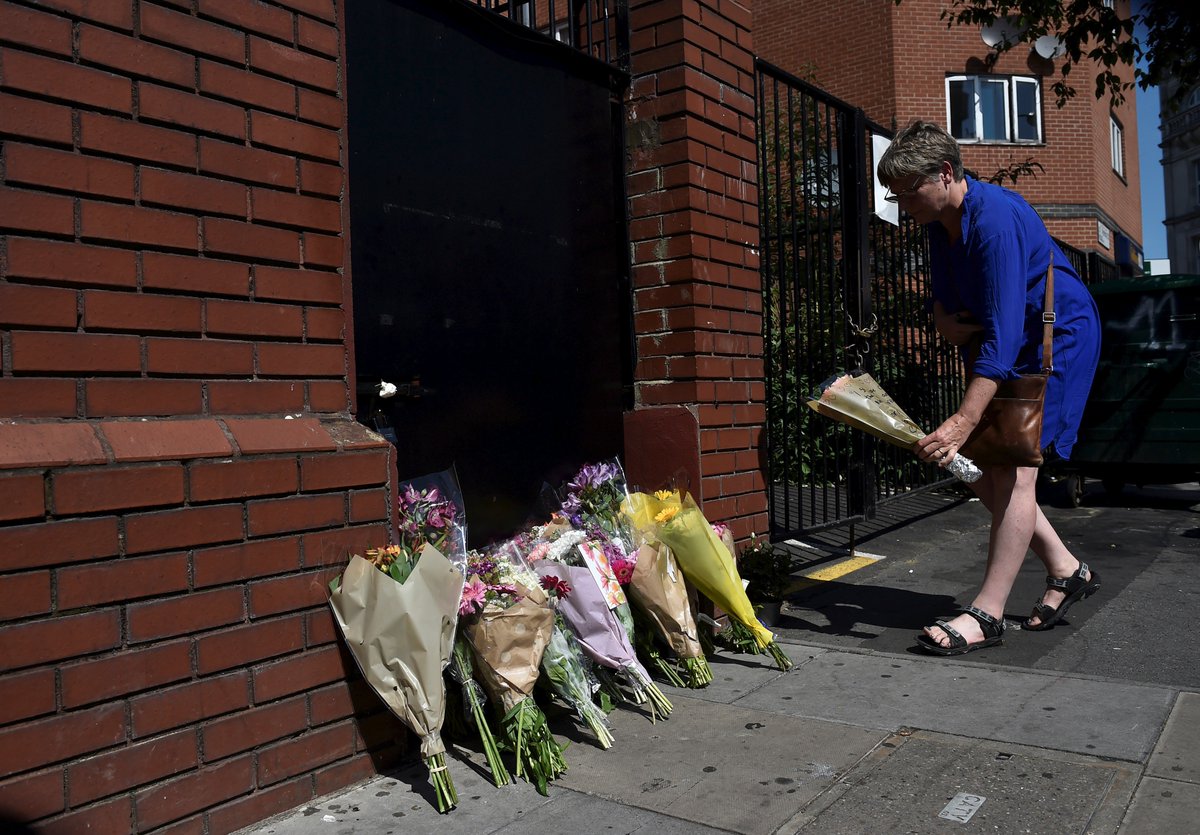 AJEnglish's tweet image. #AJNewsGrid is live from London after a man runs over Muslim worshippers near #FinsburyPark mosque aje.io/pfge