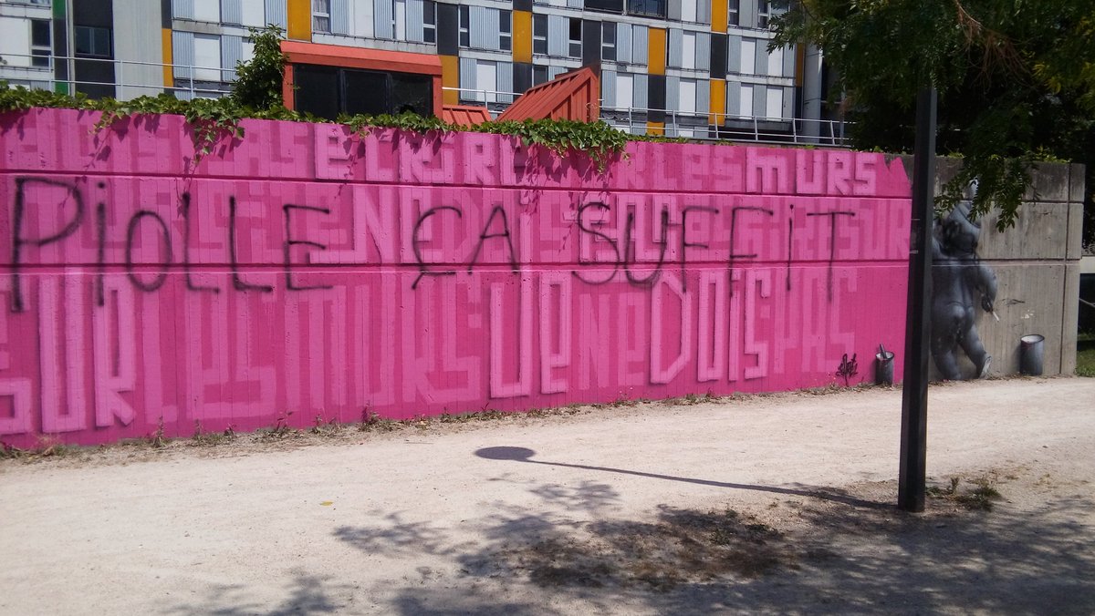 arollechris's tweet photo. #festiPiolle #Grenoble #StreetArt "on écrit sur les murs des messages pour les jours à venir" 🎶🤣🤣🤣🎶 https://t.co/pRuADSpget #CMgrenoble https://t.co/LLtBIqYSAn