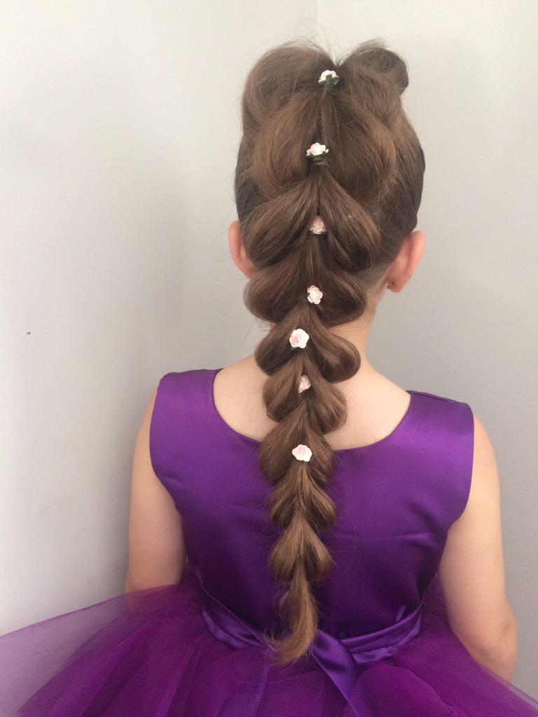 VickiLordHair's tweet photo. Cute flower girl hairdo that I created! This pull through braid is so simple to do yet so effective! #flowergirl #pullthroughbraid #pretty https://t.co/uBpnzBnPzN