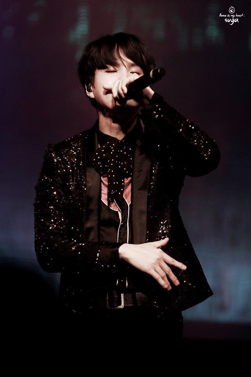 외로움이 사라지는 날, 우리는 비슷한 속도로 떨어지는 별이 될거야. 그 밤, 우리는 몇 개의 소원을 마주치게 될까. 잡은 손의 온도는 차가울까, 미지근할까.

아, 오늘은 소원이 쏟아지는 날이야. 당신이 쏟아지는 밤이야.

하현, <달의 조각>