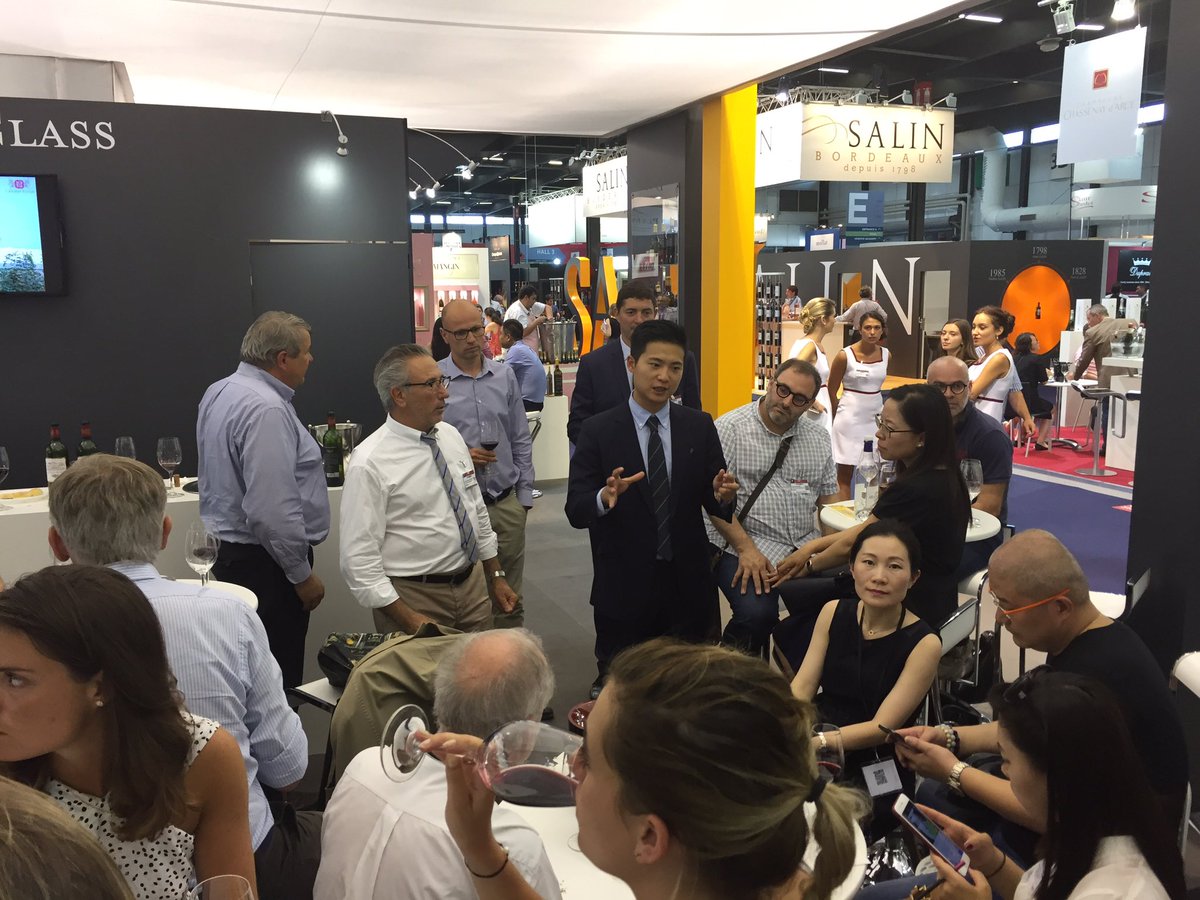 ChateauRenon's tweet photo. Présentation et #dégustation vin @ChateauRenon sur notre stand #vinexpo2017 @VINEXPO .C'est partie ! https://t.co/Y1rLkVvMty