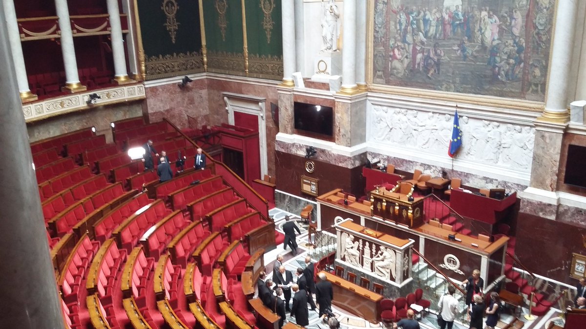 Séance photo pour le trombinoscope de l'Assemblée pour <a href="/JacquesSavatier/">Jacques Savatier</a>, nouveau député de la Vienne