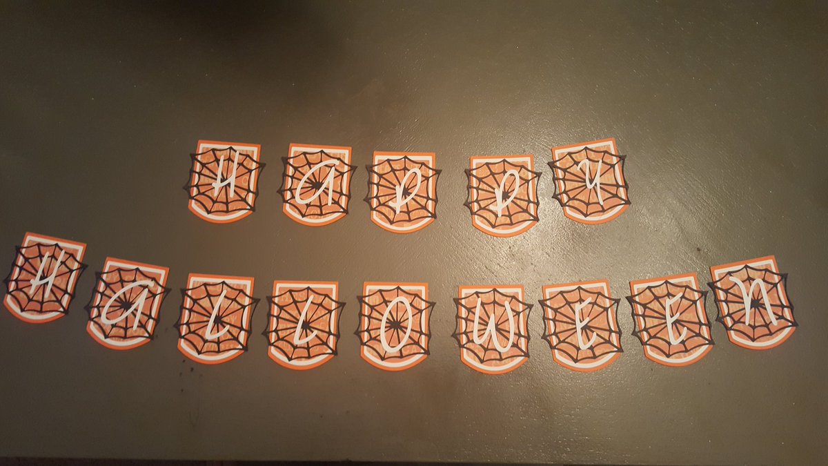IrishBrigid's tweet image. Starting the Halloween crafts already. #Halloween #halloweencrafts #paperbanner