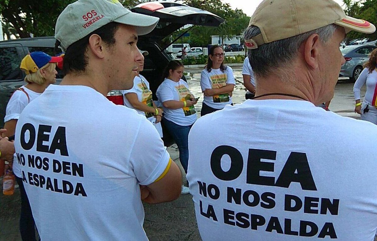 ElNacionalWeb's tweet photo. Venezolanos en Cancún piden a la OEA que “no les den la espalda” https://t.co/45sZx0aHrM  https://t.co/lMte5aa7D2