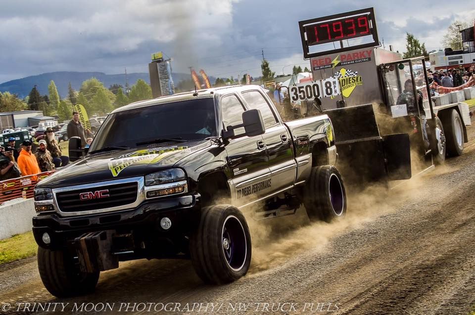 Alligator_Perf's tweet photo. Kim from @BD_Diesel tearing up the track!
Pic by @Trinity Moon Photography
#AlligatorPerformance #AlligatorNation #PullSeason https://t.co/KFJx5FOz2k