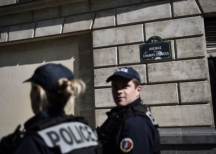 Valeurs's tweet photo. ALERTE - #ChampsElysees : un homme a percuté en voiture un fourgon de la gendarmerie. Tous les détails >> https://t.co/ojIXmcnUW8 https://t.co/eOB0EM10Ch