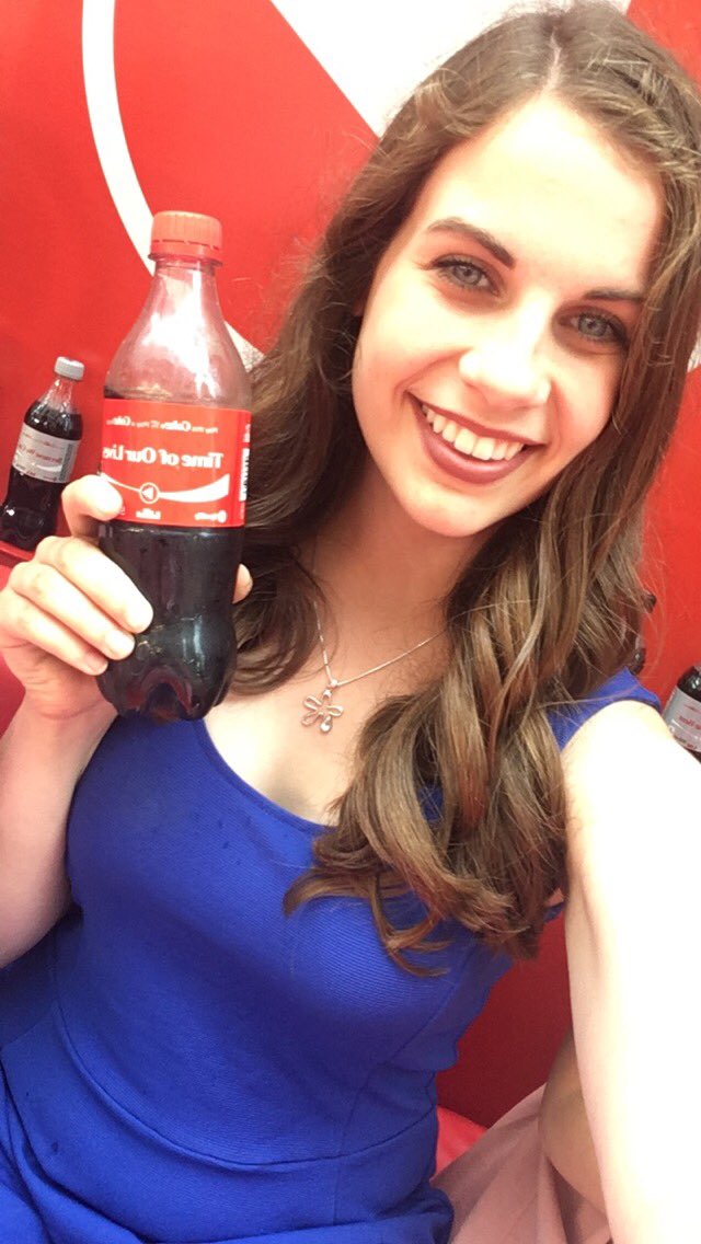 kindageorgia's tweet photo. From filming a Coca Cola commercial, to screaming at the red carpet, to dancing at the show, ME = SHOOK #MMVAs #playacoke https://t.co/WQ8oQzgvX5