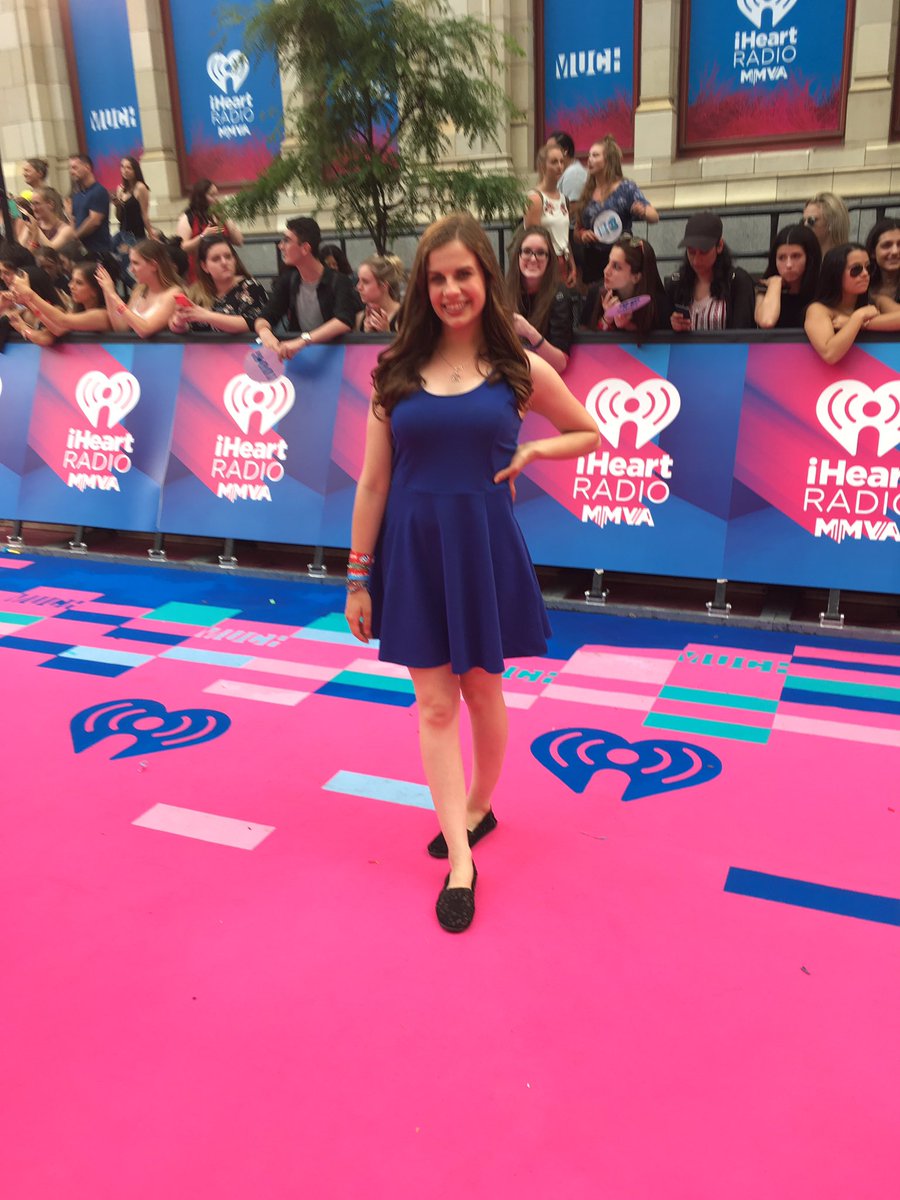 kindageorgia's tweet photo. From filming a Coca Cola commercial, to screaming at the red carpet, to dancing at the show, ME = SHOOK #MMVAs #playacoke https://t.co/WQ8oQzgvX5