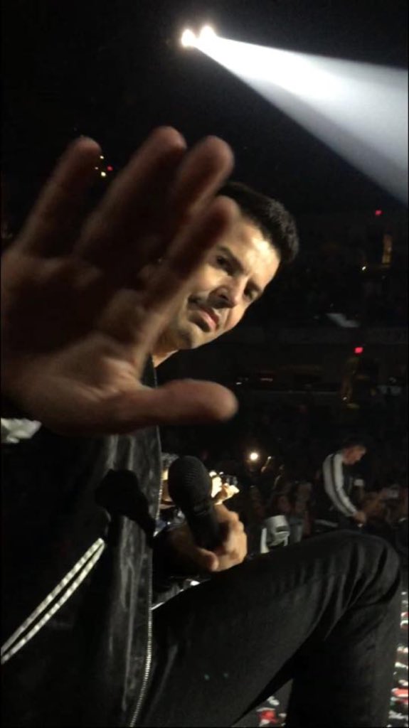 lightsupcal's tweet photo. Jordan & Donnieππβ€οΈ @jordanknight @DonnieWahlberg #thankful4indy https://t.co/8ttyqoWSEd