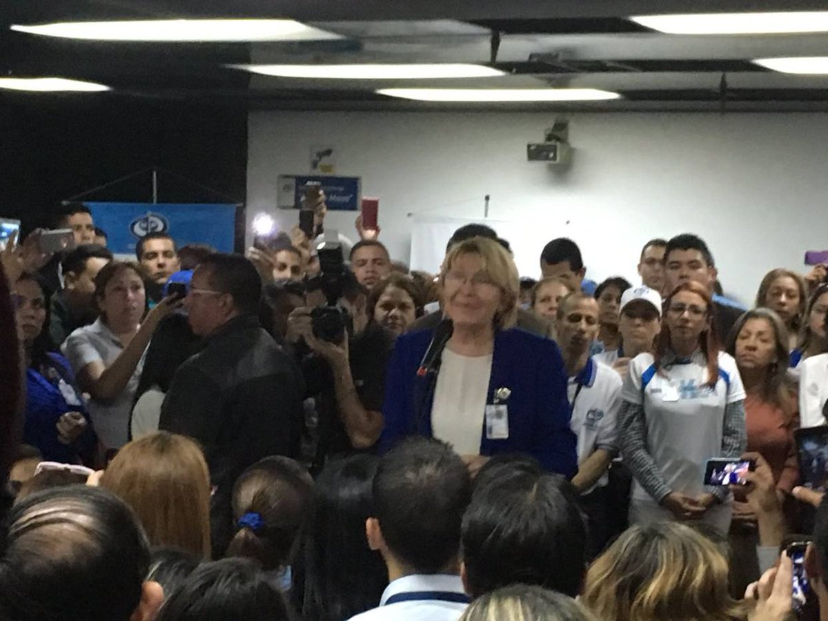 ElNacionalWeb's tweet photo. Luisa Ortega Díaz a trabajadores del MP: “No caigan en provocaciones” https://t.co/QZEwwYmAHQ  https://t.co/fWvNZu4gf8