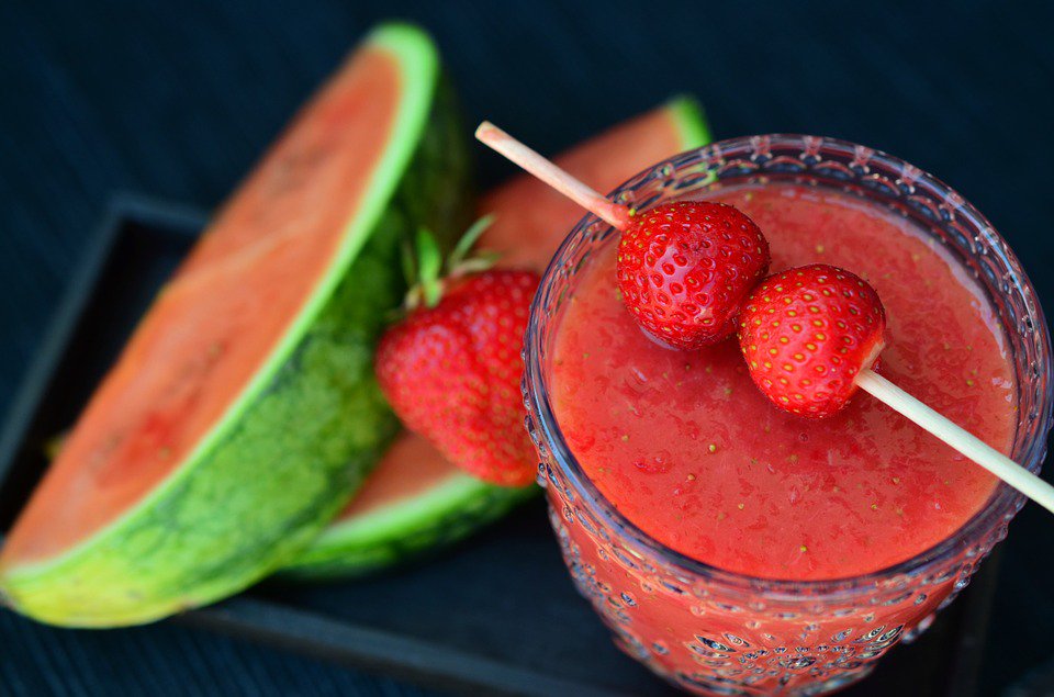 HealthBabes101's tweet photo. Ever get bored of the usual #shake #recipes? https://t.co/5mQncaT2ik https://t.co/dIj79607Wt