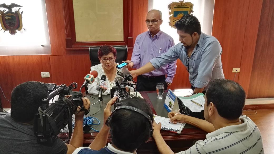 GoberElOro's tweet photo. Ahora gdora. @ROSALOPEZMACHUC atiende a representantes de la prensa @canaloktv @Tvorocanal2 @RadioCandela907 #radiomachala #diariopinión https://t.co/fpRwDlTBRv