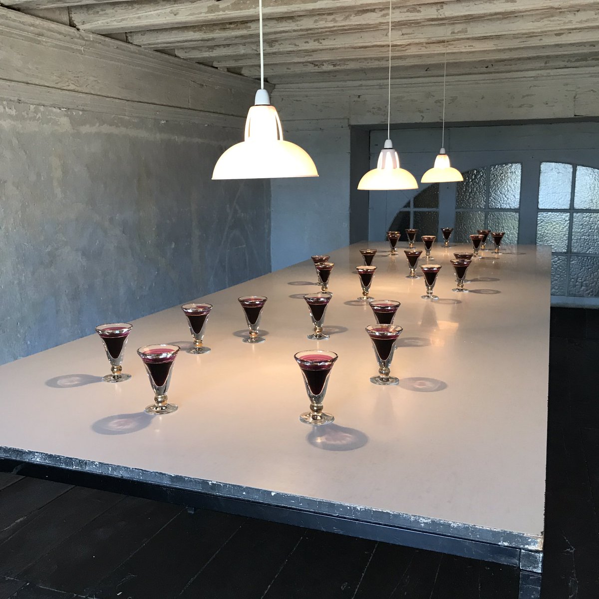 ChateauOiron's tweet photo. Le vin (indissociable d'un bon repas) de l'œuvre de Bill Culbert dans la salle des Ampoules #MuseumWeek #FoodMW https://t.co/JuHNM8QBad