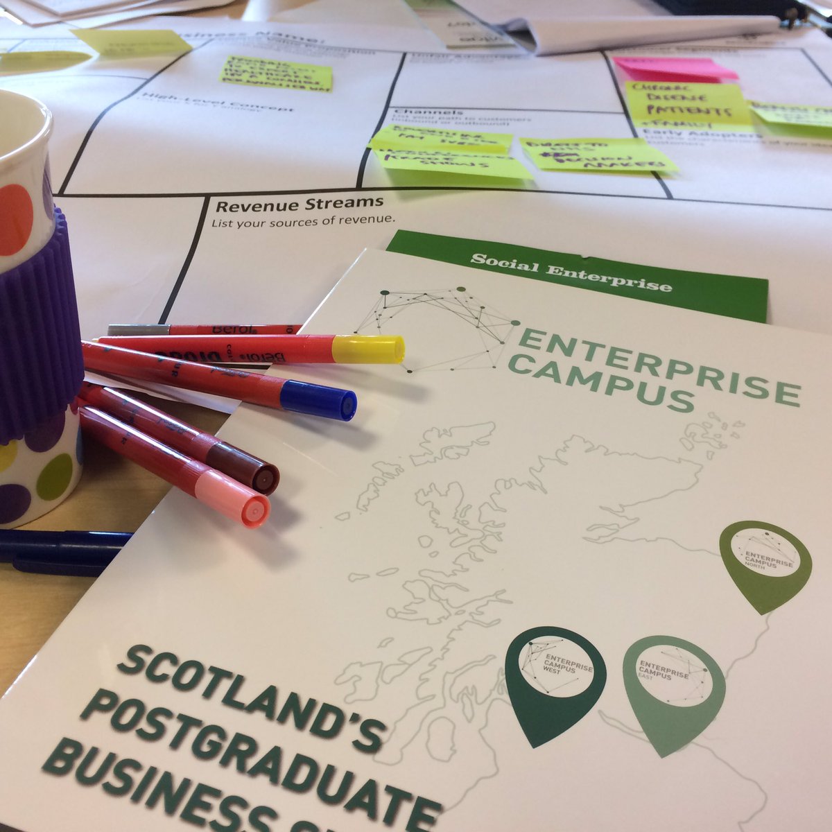 Brainstorming the business canvas, day 1/2 #UofGResearchVentures course with <a href="/ENTCampus/">Enterprise Campus</a> &amp; @skillfluence 💡💡