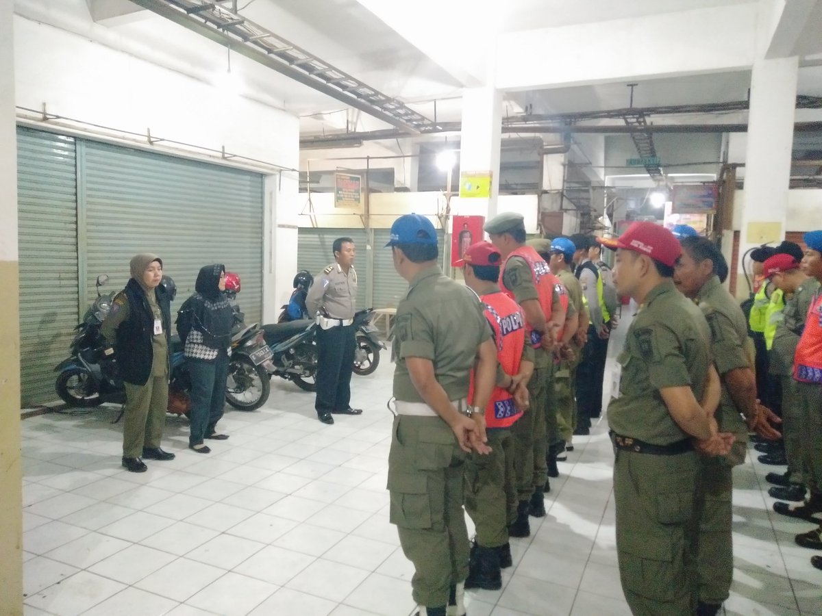 dagsarkudus's tweet photo. Apel gabungan @humasreskudus1 @SatpolPPKudus @dagsarkudus  penertiban pedagang sayur malam Pasar Bitingan cc:@MusthofaWardoyo https://t.co/SesB9Cj9Y4