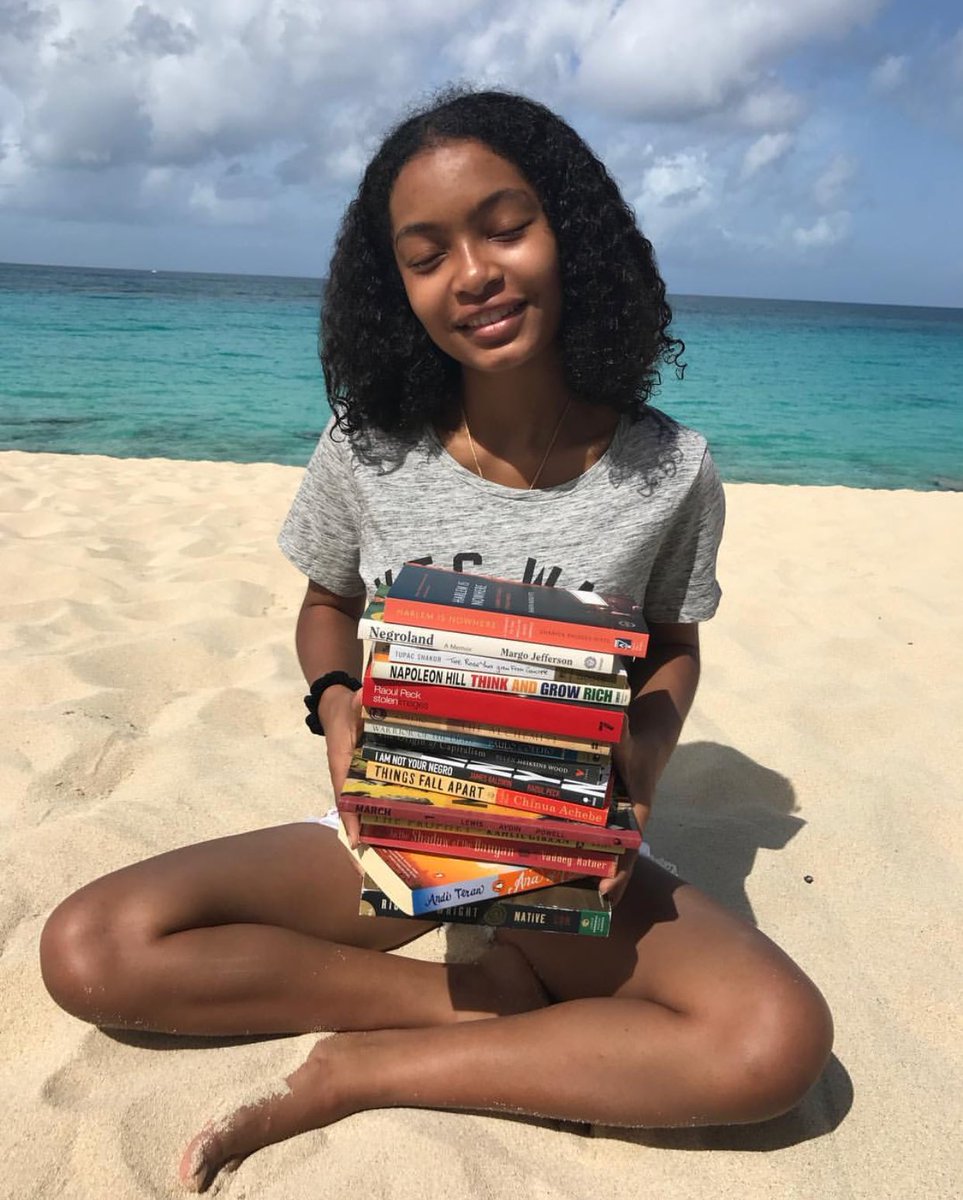 VisiterlAfrique's tweet photo. Nous adorons voir @YaraShahidi lire l'auteur nigérian : Chinua Achebe. Quelle est votre lecture du moment ? #BooksfromVA https://t.co/LEi31sKVAH