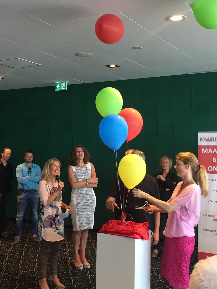 InaintVeld's tweet photo. De eerste match is gemaakt bij de Bommelerewaardse Uitdaging. Hitachi, de Kernen en de Smartgroup geven 10 laptops aan St. Leergeld. https://t.co/Xi00XaJBGq
