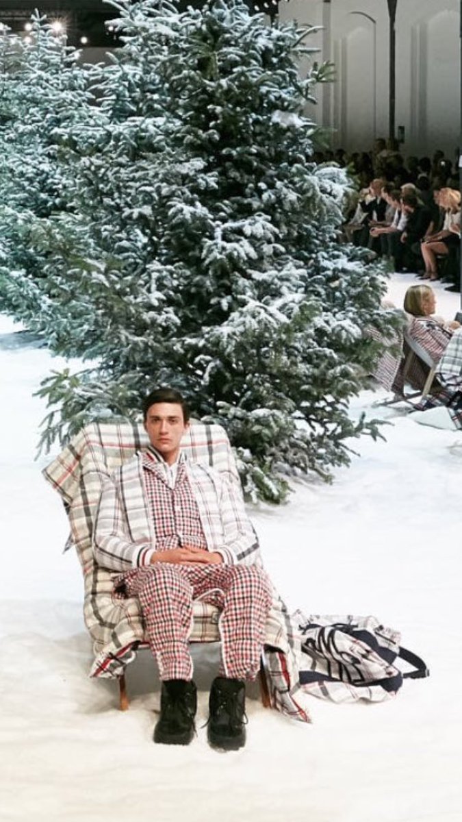 bixenmanupdate's tweet photo. exclusive photo of me waiting for https://t.co/6702jalTFb https://t.co/r3iRuK4RjL