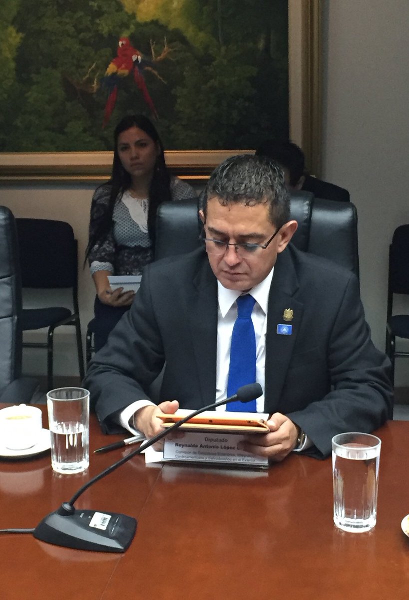 AsambleaSV's tweet photo. #EnDesarrollo
Sesiona la #CRREEAL. 
En la misma, continúan con el estudio y análisis del articulado #LeyMigraciónSV📑. https://t.co/tdveP6SO0g