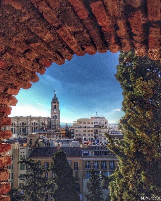 #Málaga. La Catedral a traves del ojo de La Alcazaba <a href="/ElMundoOk/">Bo Saldaña</a> fb.me/3nZx1AsXA <a href="/LaCatedralMLG/">Catedral de Málaga</a>
