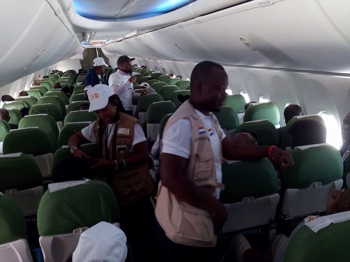 LorenceKabasele's tweet photo. Young people sensitizing & delivering services 2passagers on family planning in the plane,before hitting Goma & Bukavu #BecauseEveryOneCount https://t.co/jshFj4cjoB