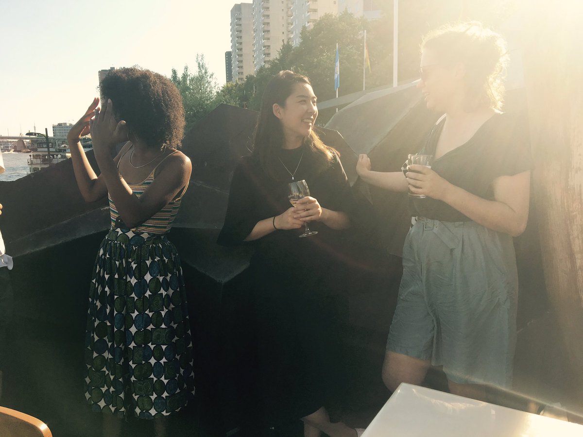 DvdA_Rotterdam's tweet photo. #throwback to yesterday! Een welverdiende borrel voor de #dvda010 #crew in @mecanoo_ s boompjes💙#loverotterdam #volgendweekend #zigzagcity https://t.co/h3u1kmn10k