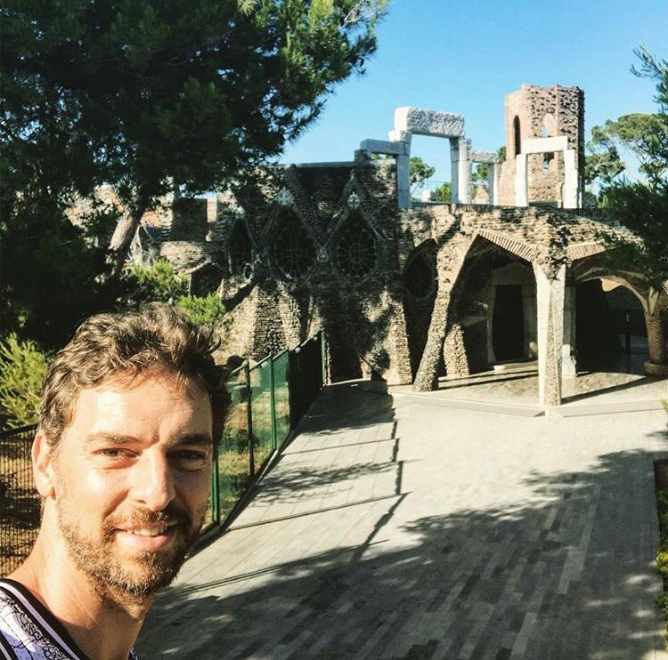 Dando una vuelta por #SantBoi me he acercado hasta la #ColoniaGüell a ver la cripta construida por #AntoniGaudí! #Historia #Maravilla